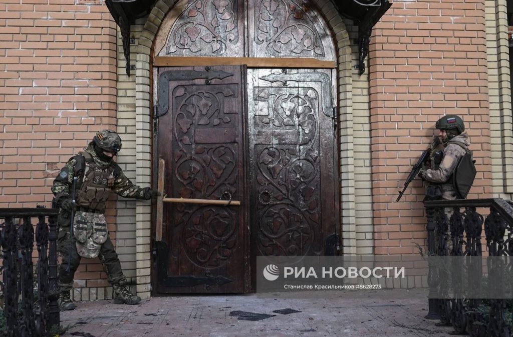 Сапёры 40-го гвардейского инженерно-саперного полка ЦВО осматривают Свято-Михайловский храм в Авдеевке