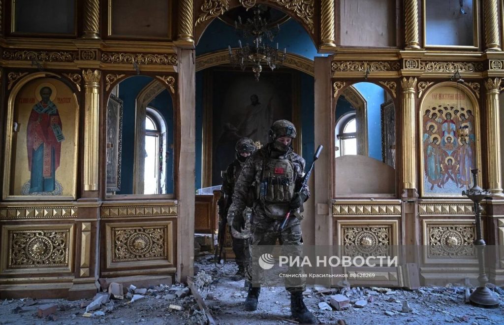 Сапёры 40-го гвардейского инженерно-саперного полка ЦВО осматривают Свято-Михайловский храм в Авдеевке