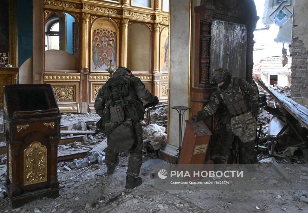 Сапёры 40-го гвардейского инженерно-саперного полка ЦВО осматривают Свято-Михайловский храм в Авдеевке
