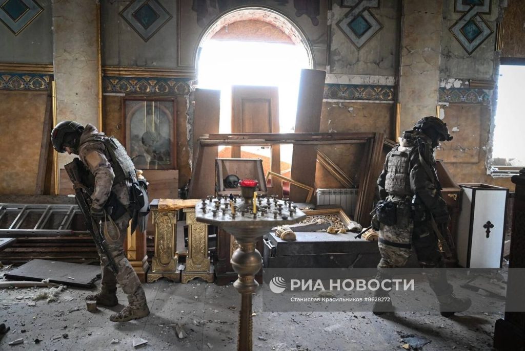 Сапёры 40-го гвардейского инженерно-саперного полка ЦВО осматривают Свято-Михайловский храм в Авдеевке