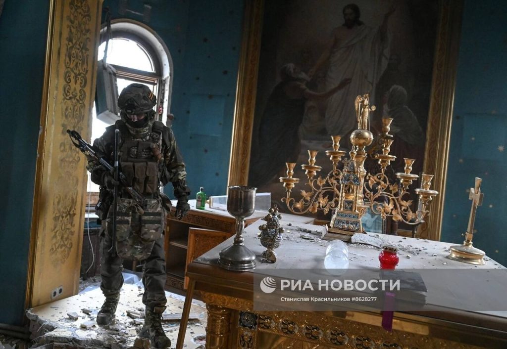 Сапёры 40-го гвардейского инженерно-саперного полка ЦВО осматривают Свято-Михайловский храм в Авдеевке