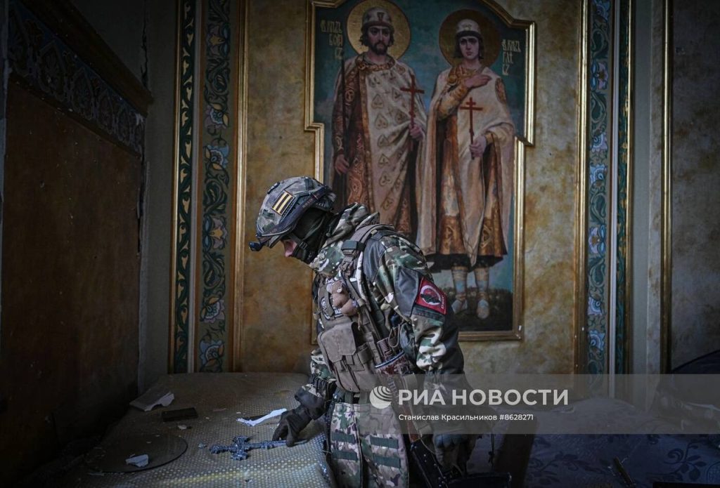 Сапёры 40-го гвардейского инженерно-саперного полка ЦВО осматривают Свято-Михайловский храм в Авдеевке