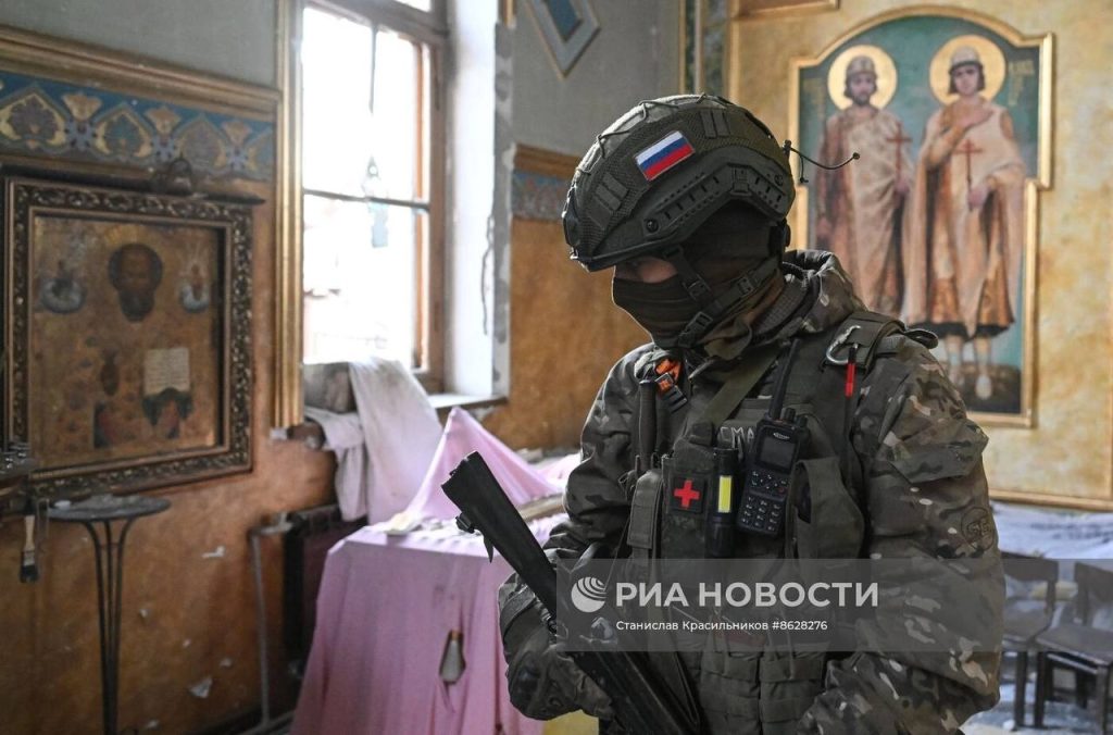 Сапёры 40-го гвардейского инженерно-саперного полка ЦВО осматривают Свято-Михайловский храм в Авдеевке