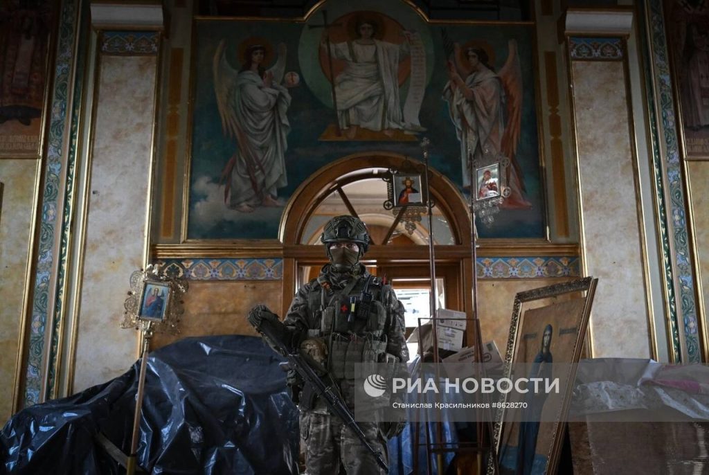 Сапёры 40-го гвардейского инженерно-саперного полка ЦВО осматривают Свято-Михайловский храм в Авдеевке