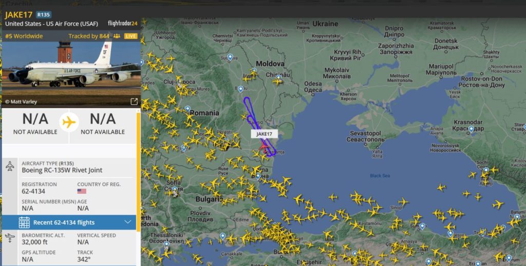 Американский самолет-разведчик RC-135W Rivet Joint работает над румынским побережьем Черного моря