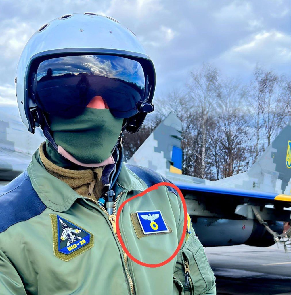 Какие-то у них подозрительные шевроны...