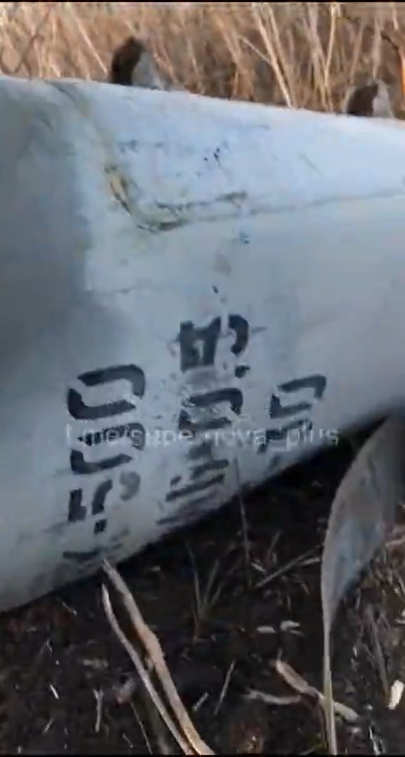 Солдаты противника осматривают штатно отработавшую кассетную авиабомбу РБК-500, снабженную УМПК, который после падения отлетел в сторону