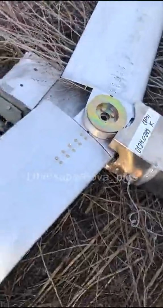 Солдаты противника осматривают штатно отработавшую кассетную авиабомбу РБК-500, снабженную УМПК, который после падения отлетел в сторону