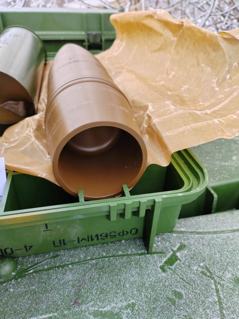 В сеть попали фотографии новых российских 122-мм снарядов повышенного могущества ОФ56ИМ-1 с увеличенной на 4 километра дальностью стрельбы