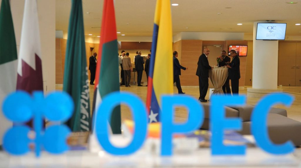 Россия, Алжир, Оман, Ирак и ОАЭ договорились о сокращении добычи нефти, чтобы поддержать мировые цены на сырье