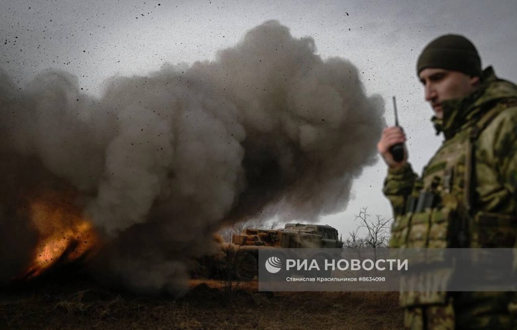 Расчёт РСЗО 9К57 «Ураган» Центрального военного округа на Авдеевском направлении