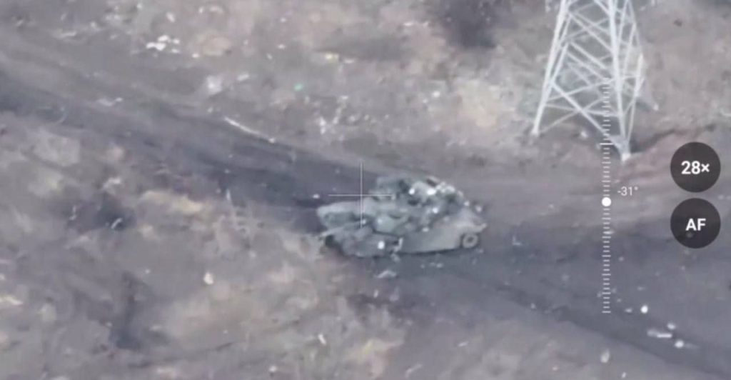 Уже третий подбитый M1A1SA Abrams на Авдеевском направлении, рядом с ним также подбитая и брошенная M2A2 Bradley ODS-SA