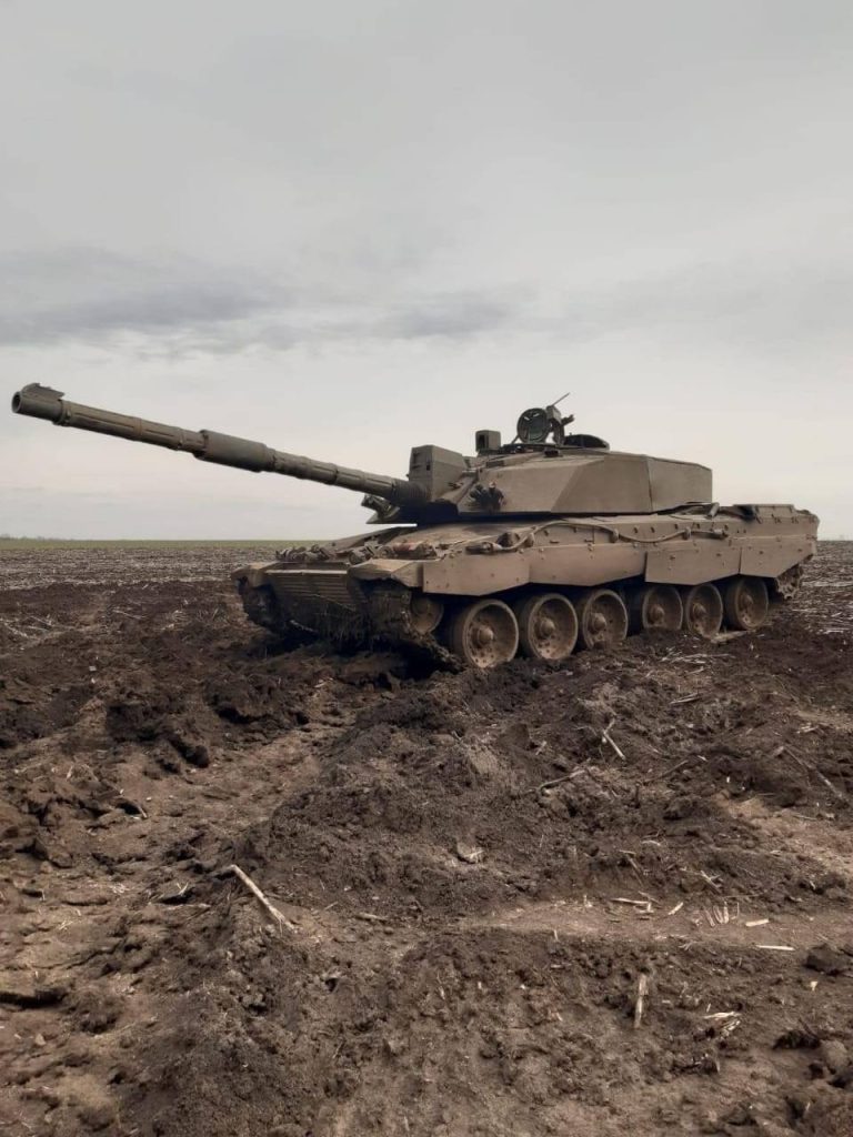 После долгого перерыва появились фотографии танка Challenger 2 в ВСУ