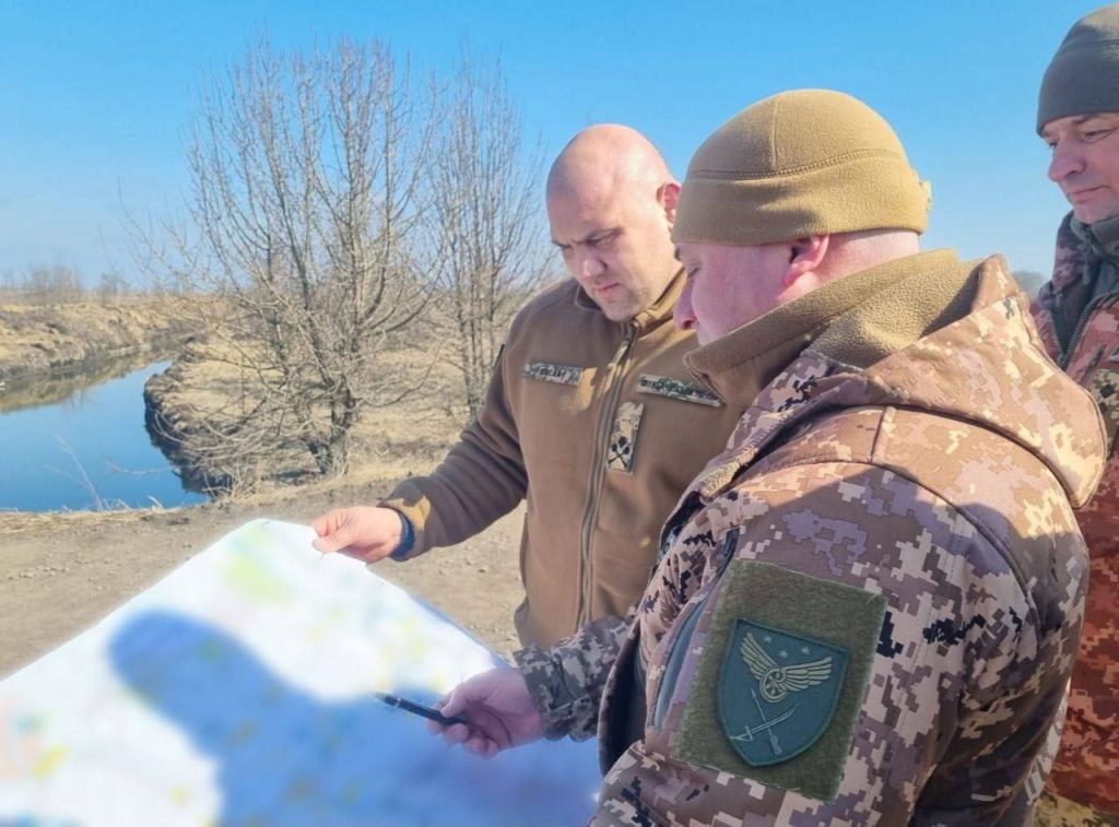 Украинская армия продолжает возведение оборонительных линий, на этот раз появились фотографии установки противотанковых надолбов (т.н. "зубов дракона" в Днепропетровской области