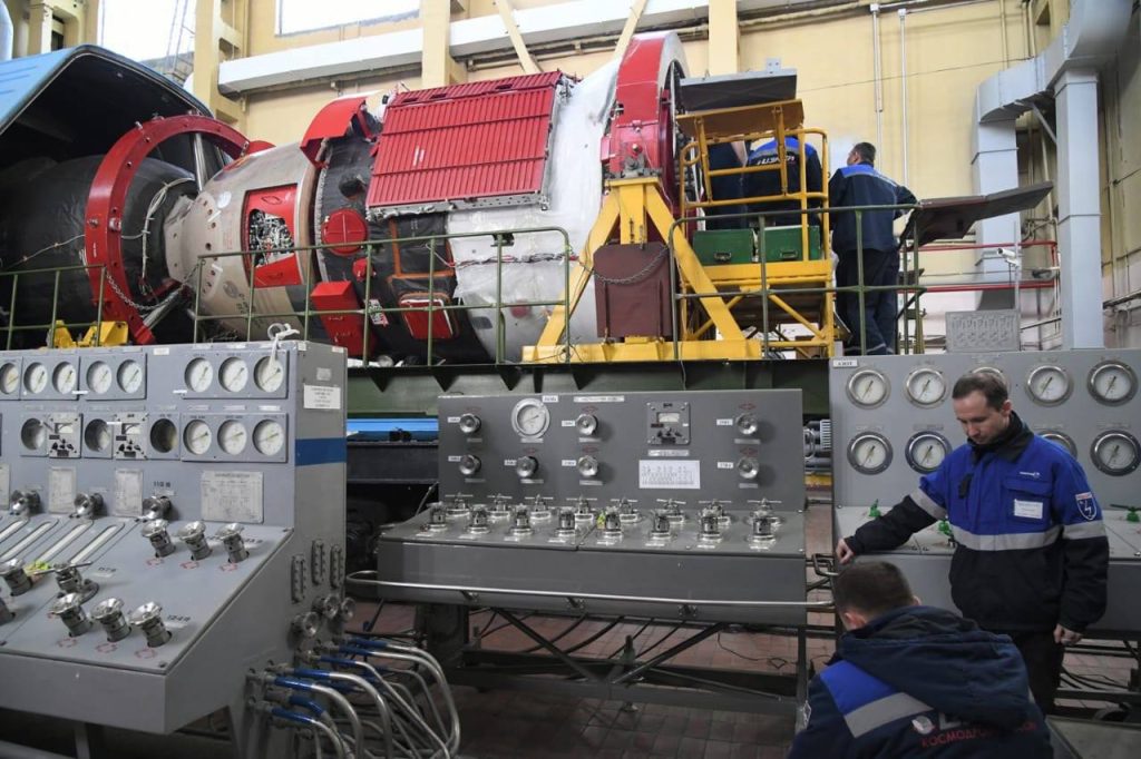 Космический корабль "Союз МС-25" доставлен на заправочную станцию площадки 31 для заправки комбинированной двигательной установки сжатыми газами и компонентами топлива