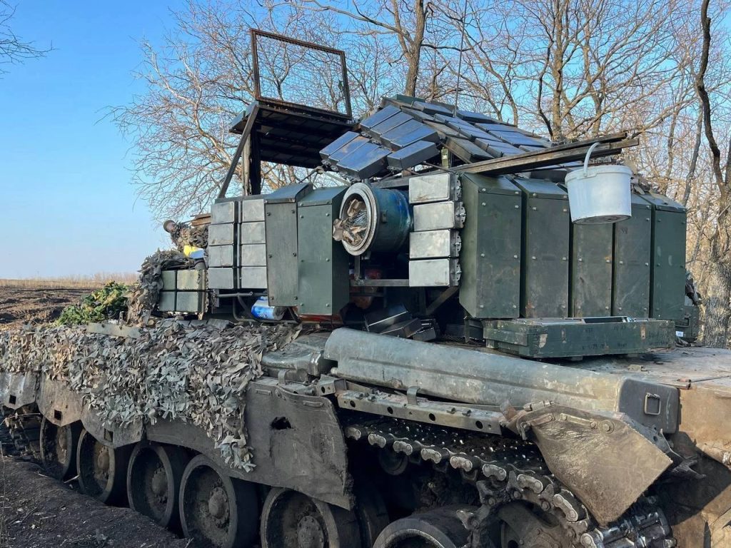 Российский Т-80БВ с дополнительными элементами защиты в зоне СВО