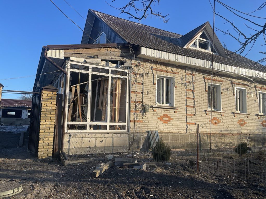 Два жителя курского села Гончаровка пострадали при обстреле ВСУ, сообщил губернатор Старовойт. У одного — тяжелое ранение, у другой — контузия