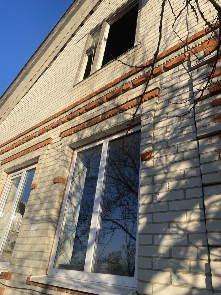 Два жителя курского села Гончаровка пострадали при обстреле ВСУ, сообщил губернатор Старовойт. У одного — тяжелое ранение, у другой — контузия
