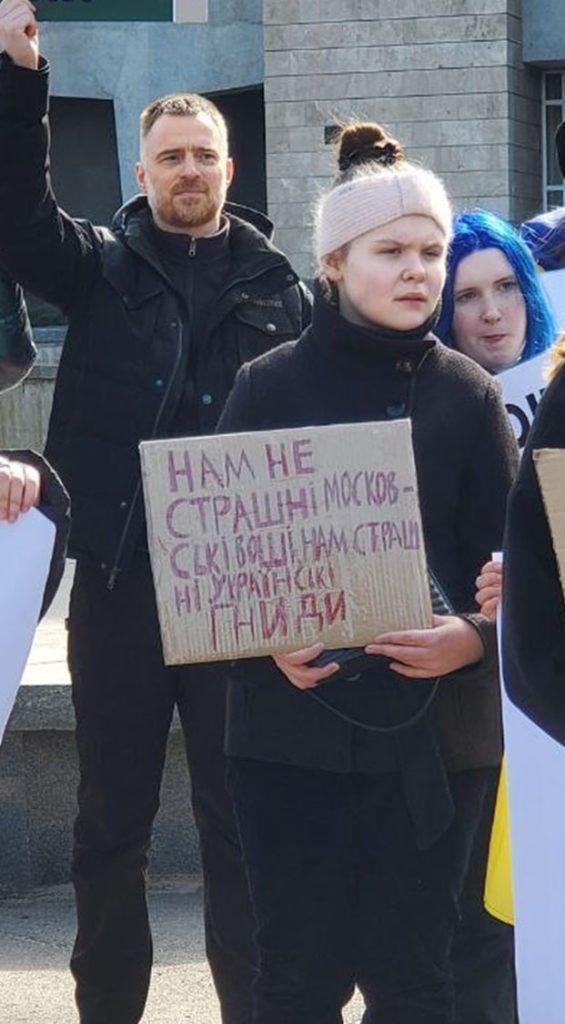 Вчера на очередном митинге на Украине,  женщина вышла с плакатом: "Нам не страшны московские вши, нам страшну украинские гниды"