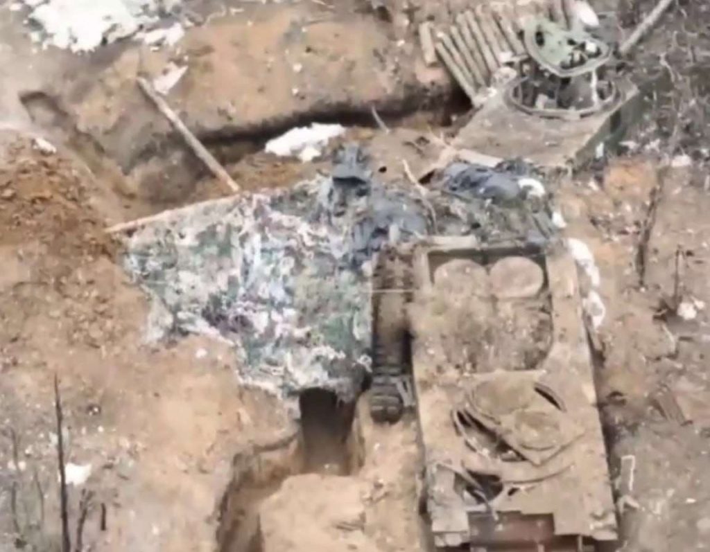 Корпус уничтоженного немецкого Leopard 2A4 ВСУ с валяющейся рядом оторванной башней