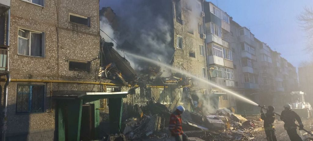 В городе Сумы криворукие укрозахисники из ПВО влупили ракетой по жилой пятиэтажке