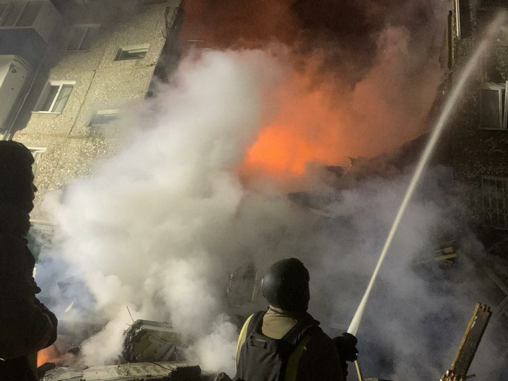 В городе Сумы криворукие укрозахисники из ПВО влупили ракетой по жилой пятиэтажке