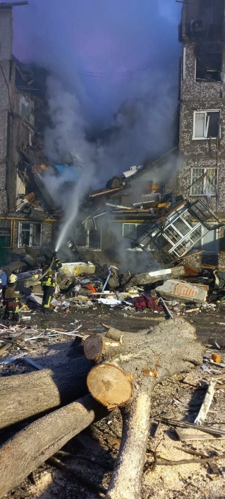 В городе Сумы криворукие укрозахисники из ПВО влупили ракетой по жилой пятиэтажке