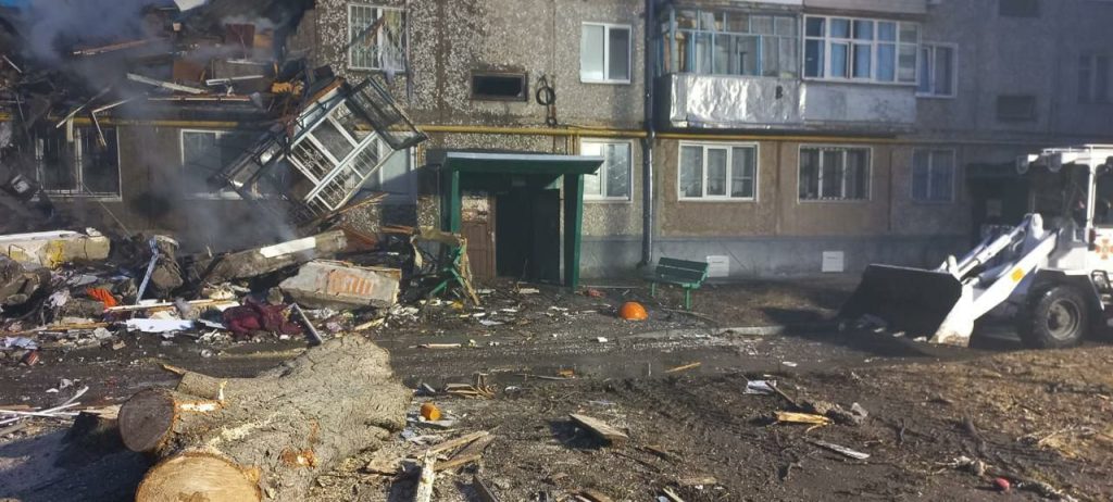 В городе Сумы криворукие укрозахисники из ПВО влупили ракетой по жилой пятиэтажке