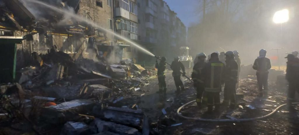 В городе Сумы криворукие укрозахисники из ПВО влупили ракетой по жилой пятиэтажке