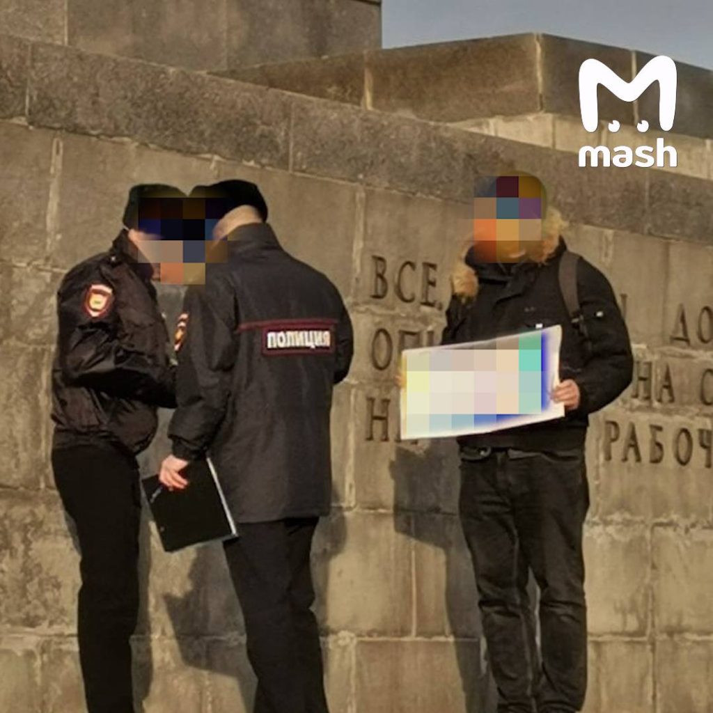 Псевдолиберал вышел на одиночный пикет в Екатеринбурге — чтобы стать жертвой режима и получить за это грин-карту в Штаты