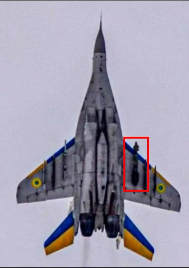 Французская корректируемая авиабомба AASM-250 Hammer под крылом украинского МиГ-29