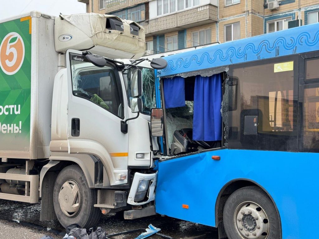 Два человека погибли, трое пострадали во время обстрелов Белгорода со стороны ВСУ, сообщил губернатор региона Вячеслав Гладков