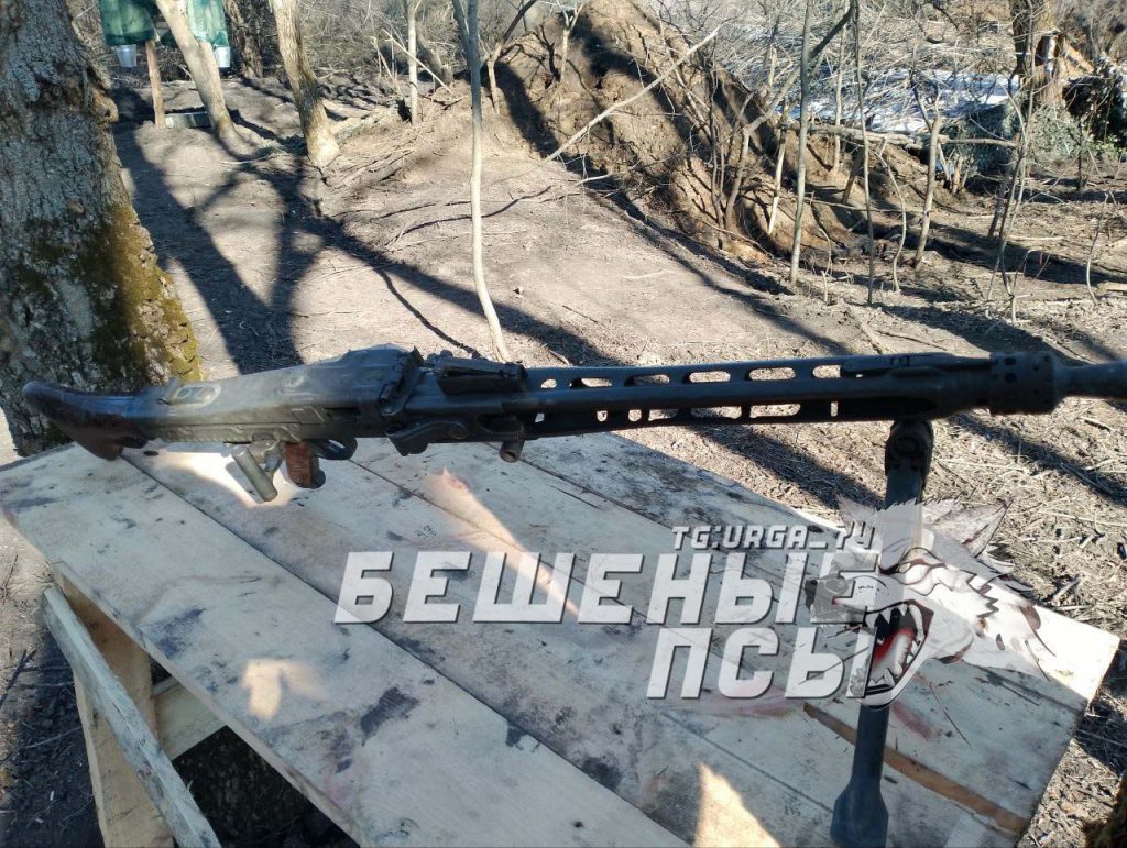Бойцы бригады "Бешеные псы" показывают трофеи, оставленные солдатами ВСУ в ходе боев за Авдеевку