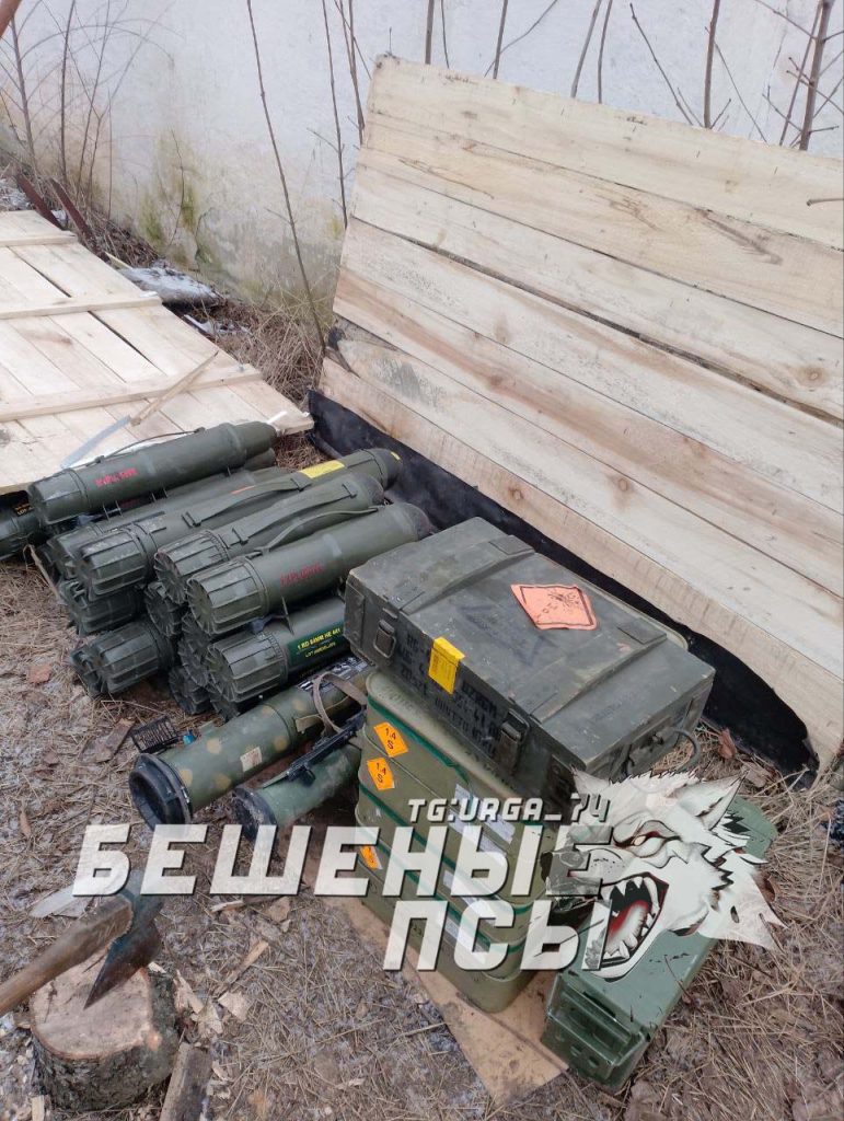 Бойцы бригады "Бешеные псы" показывают трофеи, оставленные солдатами ВСУ в ходе боев за Авдеевку