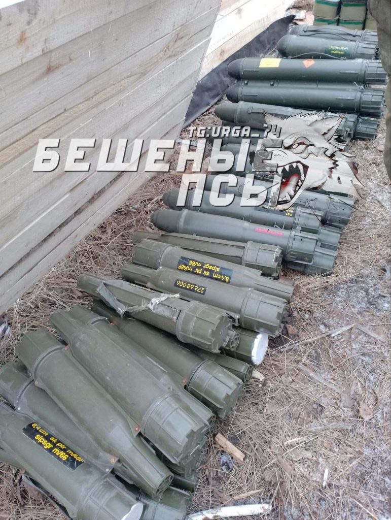 Бойцы бригады "Бешеные псы" показывают трофеи, оставленные солдатами ВСУ в ходе боев за Авдеевку