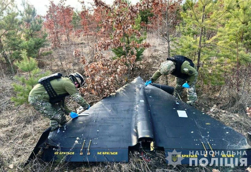 Упавший на территории Винницкой области дрон-камикадзе «Герань-2» в чёрном окрасе
