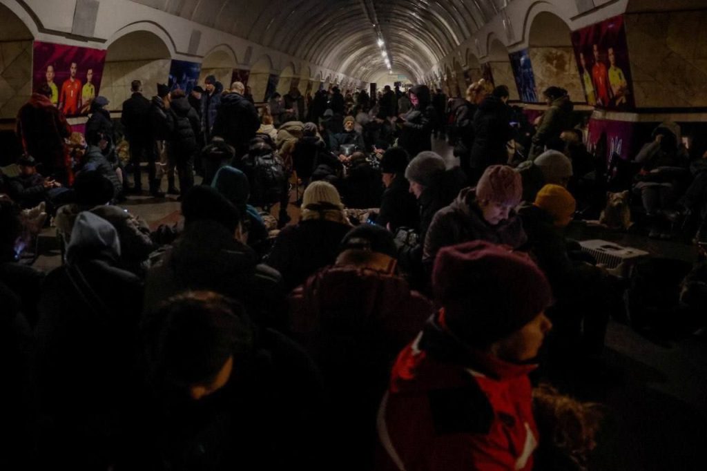 На всей территории Украины объявлена воздушная тревога. На фото киевское метро.