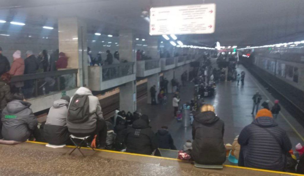 На всей территории Украины объявлена воздушная тревога. На фото киевское метро.