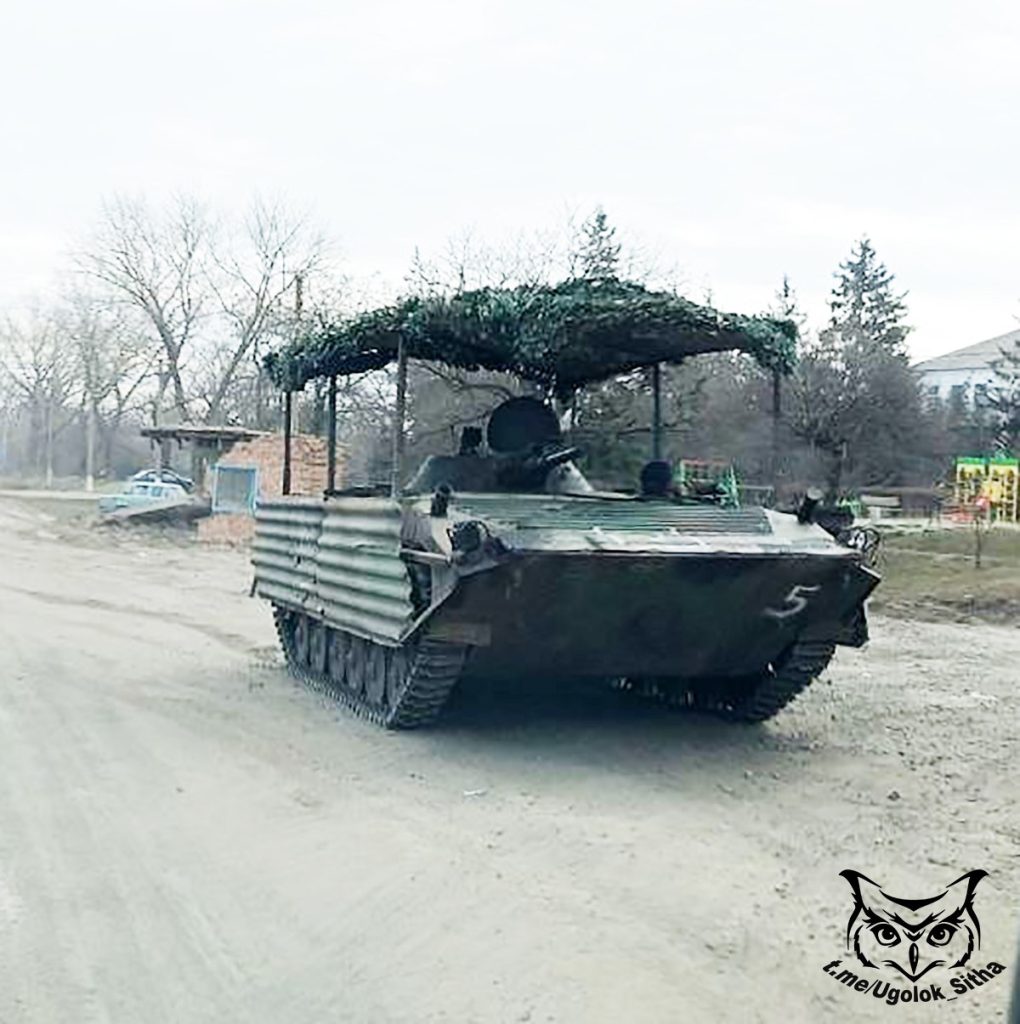 Разнообразная техника, оснащённая защитными козырьками в зоне СВО