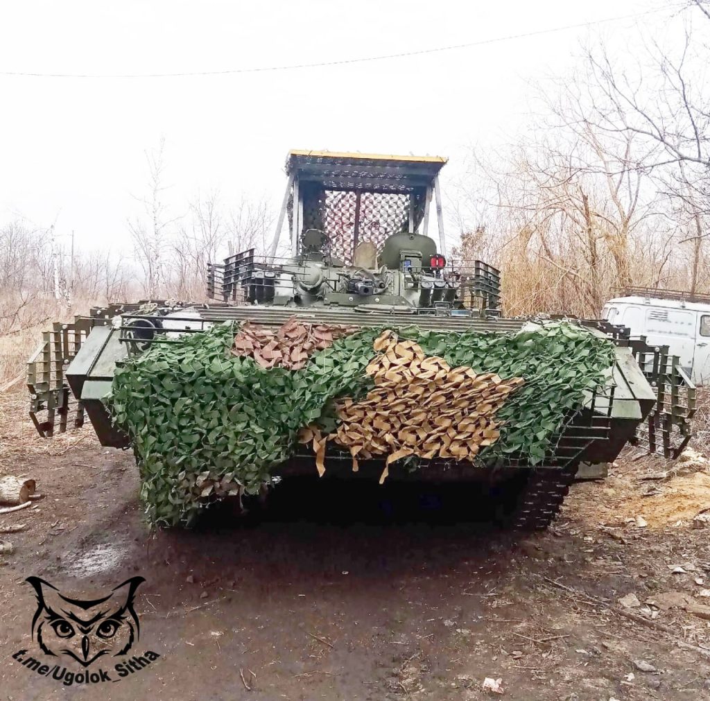 Разнообразная техника, оснащённая защитными козырьками в зоне СВО