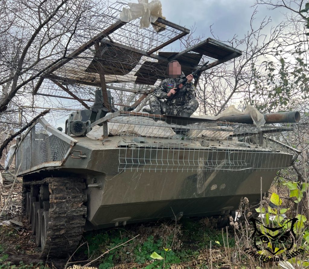 Разнообразная техника, оснащённая защитными козырьками в зоне СВО