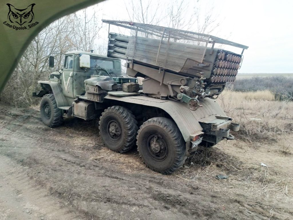 Разнообразная техника, оснащённая защитными козырьками в зоне СВО