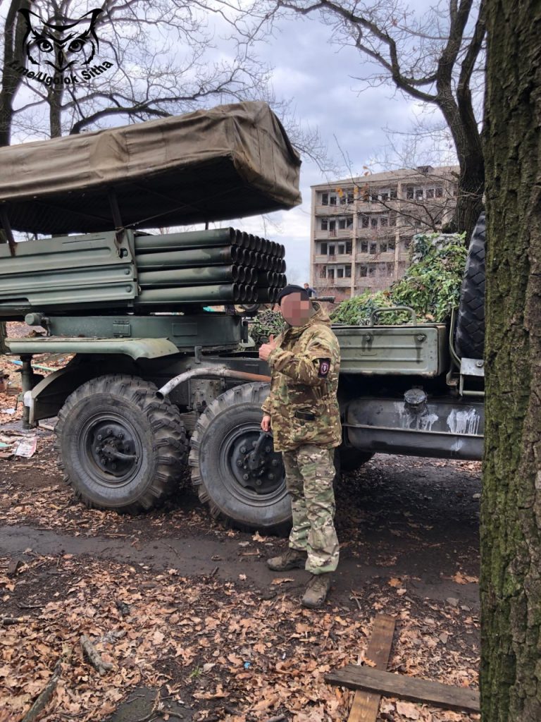 Разнообразная техника, оснащённая защитными козырьками в зоне СВО