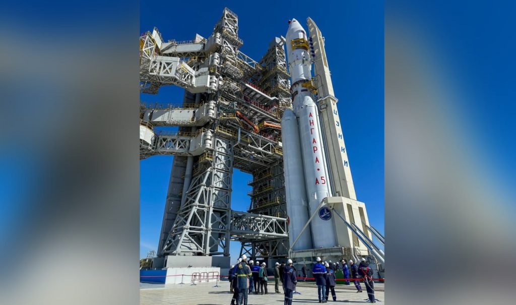 На космодроме Восточный установили ракету-носитель «Ангара-А5»