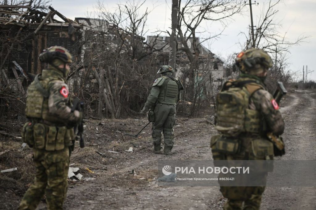 Военнослужащие 12-й гв. отдельной инженерной бригады ЦВО во время разминирования Авдеевки