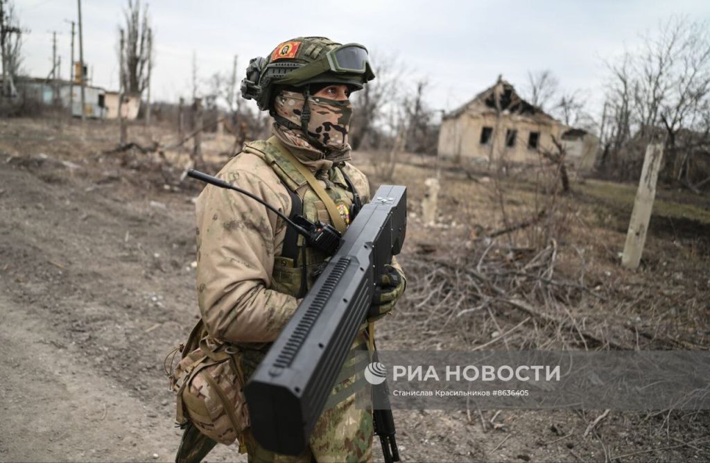 Военнослужащие 12-й гв. отдельной инженерной бригады ЦВО во время разминирования Авдеевки