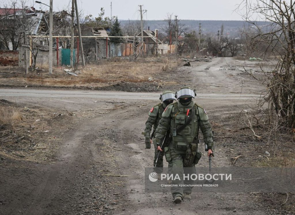 Военнослужащие 12-й гв. отдельной инженерной бригады ЦВО во время разминирования Авдеевки