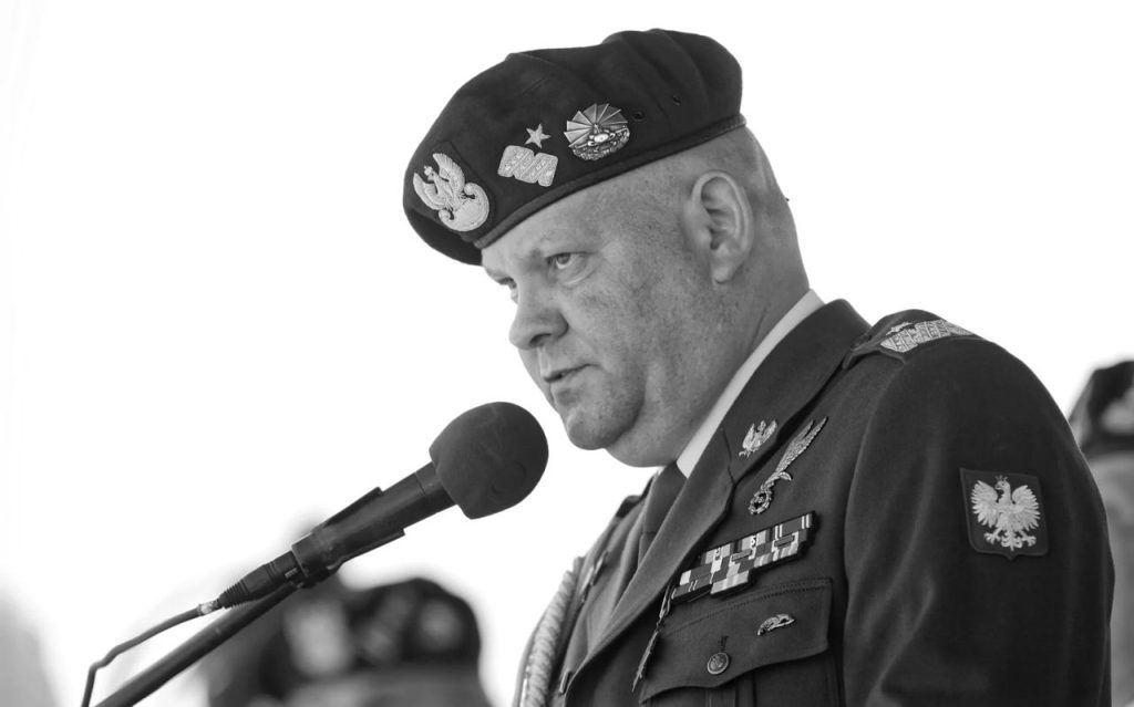 Сразу несколько польских СМИ, включая газету Rzeczpospolita и Wiadomosci сообщили, что внезапно скончался бригадный генерал Адам Марчак