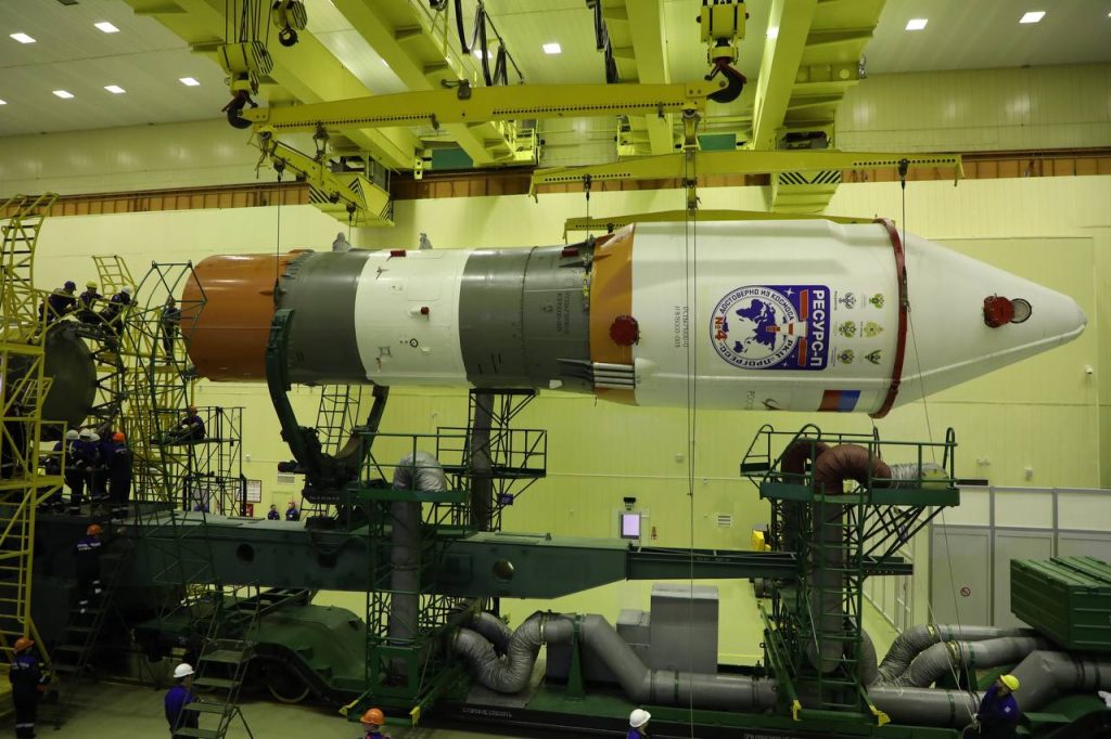 На космодроме Байконур проведена общая сборка ракеты-носителя "Союз-2.1б"