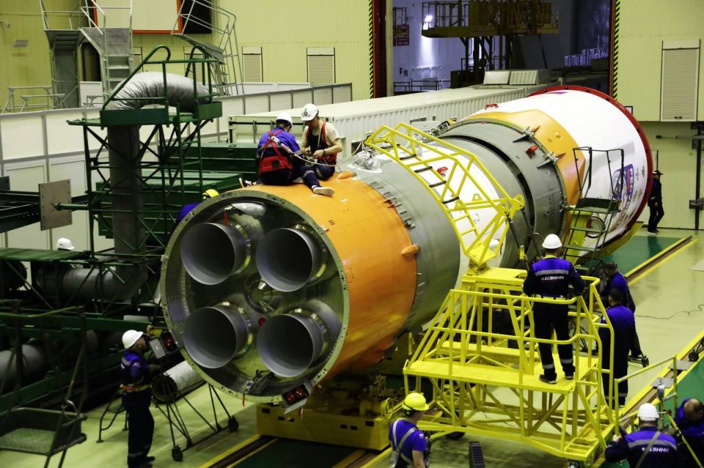 На космодроме Байконур проведена общая сборка ракеты-носителя "Союз-2.1б"